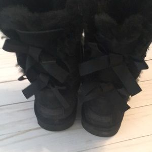 Fur lined Ugg boots with bow detail